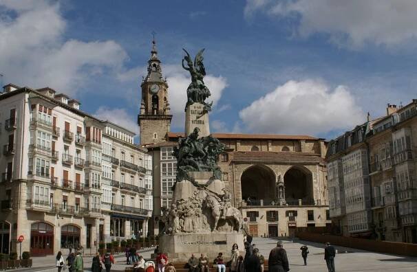 Soubor:Plaza de la Virgen Blanca en Vitoria-Gasteiz.JPG – Wikipedie