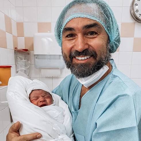 Porod trval 15 hodin. Tatínek Biser Arichtev byl u toho! 