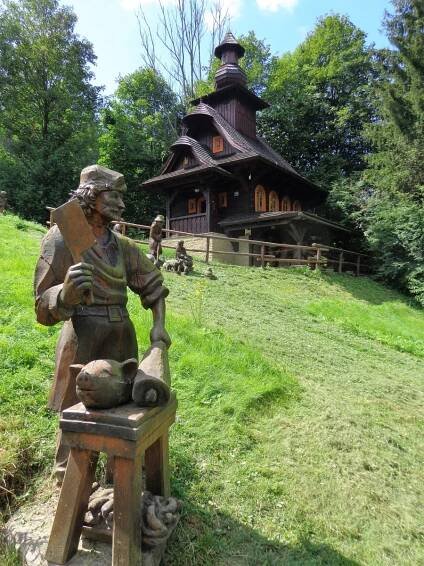 Znáte dřevěné sochy ve Velkých Karlovicích? Zajímavostí je i dřevěná kaple
