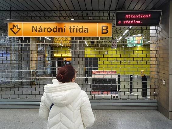 Aktualizováno: Muž, který na Smíchovském nádraží v Praze spadl do kolejiště metra, zemřel na následky svých...