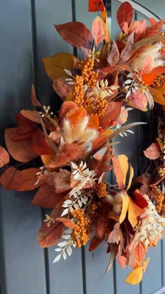 Obsahuje obrázek: How to make a fall wreath with faux florals.
