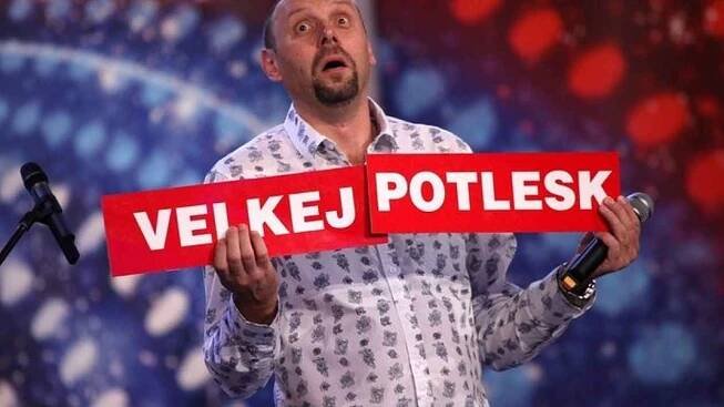 Trojice komiků rozehraje skeče v amfiteátru