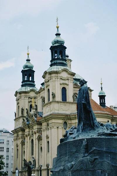 bezplatná Památník Jana Husa U Kostela Sv. Mikuláše V Praze V české Republice Základová fotografie