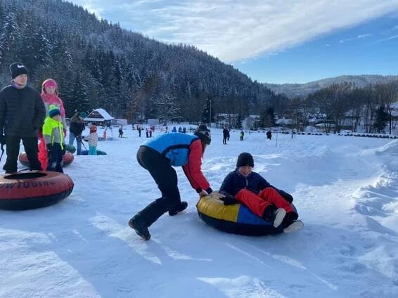 Snowtubing je v letošní zimě ve Velkých Karlovicích hodně oblíbenkou zábavou
