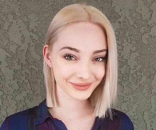 Emma Dumont Biography - Facts, Childhood, Family Life & Achievements