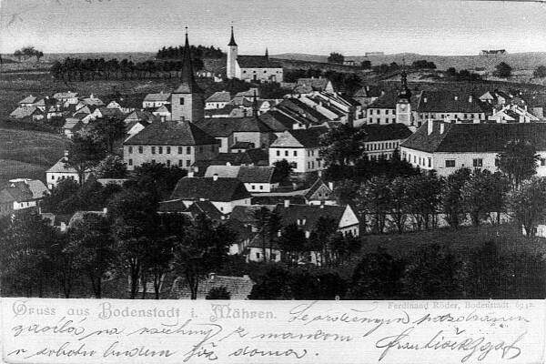 Potštát, panorama města od jihu; vlevo kostel sv. Bartoloměje, vpravo zámek, za ním náměstí s hodinovou věží, v pozadí hřbitovní kostel Nanebevzetí Panny Marie; před rokem 1903 (sbírka Jiřího Fiedlera).