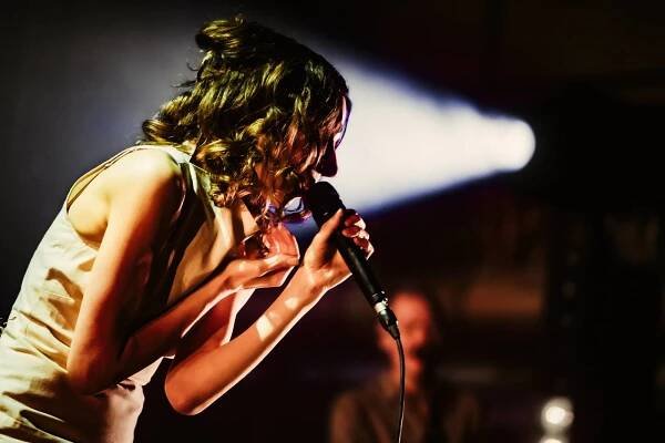 LIVE: PJ Harvey ve vyprodané Lucerně dojímala. Novou desku přehrála od začátku do konce
