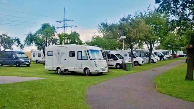 TrioCamp – Dolní Chabry – Praha » Kempování – Stany a karavany