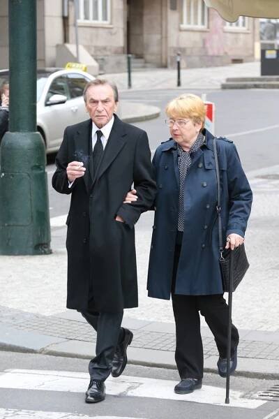František Němec s manželkou Ivanou u Národního divadla.