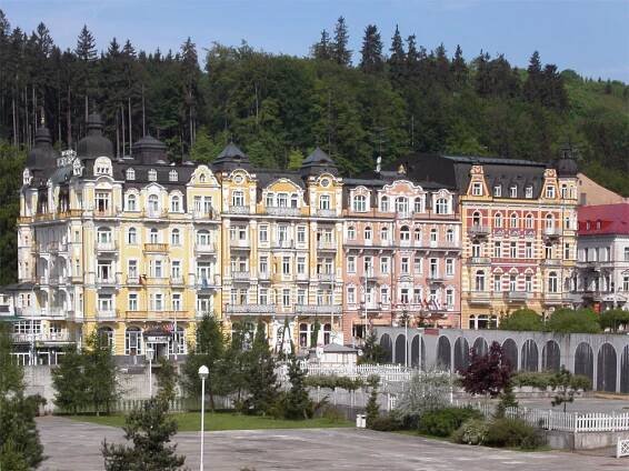 Soubor:Mariánské lázně (Czech town) - houses in center.jpg
