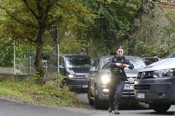 Policie zadržela ozbrojeného a nebezpečného muže z Plzně: Měl postřelit dívku (13)!