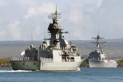 Soubor:Stern view of HMAS Perth entering Pearl Harbor in June 2012.jpg
