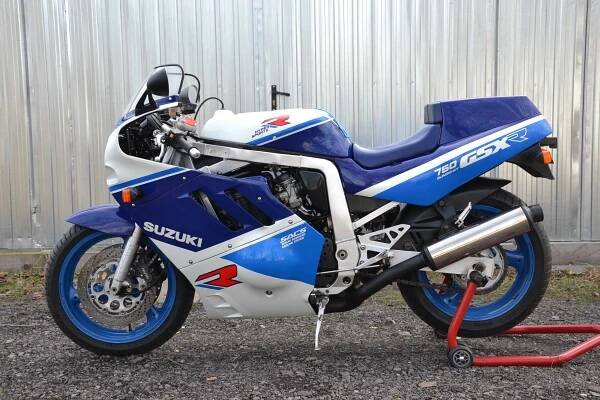 Suzuki GSX-R 750K (GR77A) « YoungTimerMoto.cz | DOVOZ – PRODEJ – VÝKUP NOVODOBÝCH MOTO MOTOCYKLOVÝCH KLASIK & CAFÉ ♠