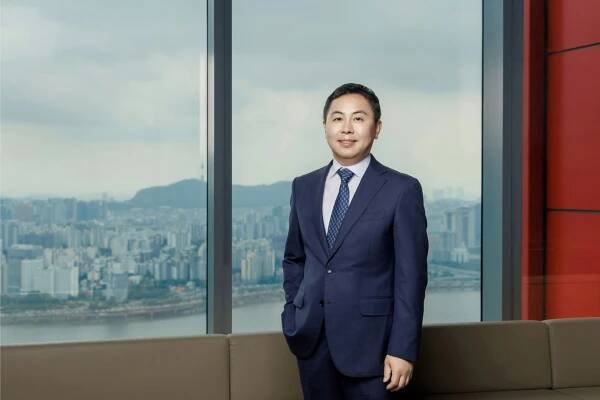 Photographic portrait of  Yong Soo Jung 