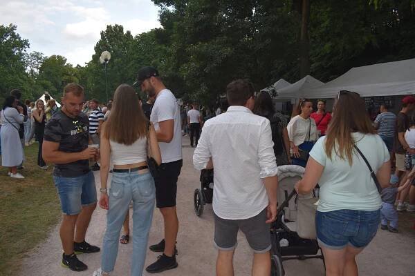 Hradec žije až do prázdnin divadelním festivalem. Najdete se na fotkách?