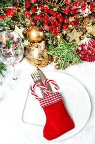Slavnostní vánoční stůl prostírání dekorace s cetky — Stock fotografie