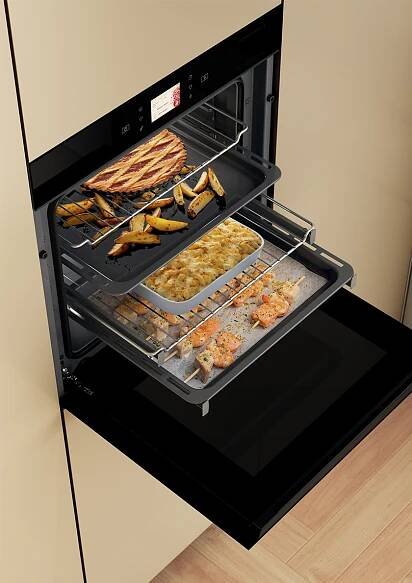 Pečení čtyř pokrmů najednou v troubě Whirlpool