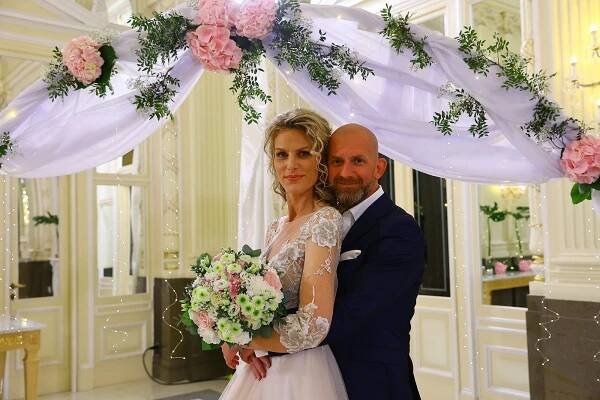 Je jim přes 40 a poprvé se viděli až před oltářem. Podívejte se na další pár ze svatební reality show