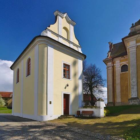 Soubor:Kaplička u kostela, Tištín, okres Prostějov.jpg – Wikipedie