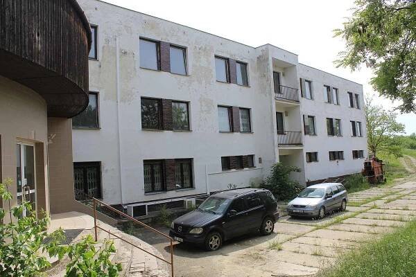 Bývalý vojenský areál tyčící se nad Újezdem u Brna je na prodej. Město za něj chce dvacet milionů korun.