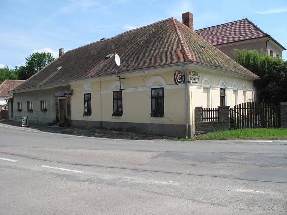 Soubor:Tloskov, hospoda.jpg