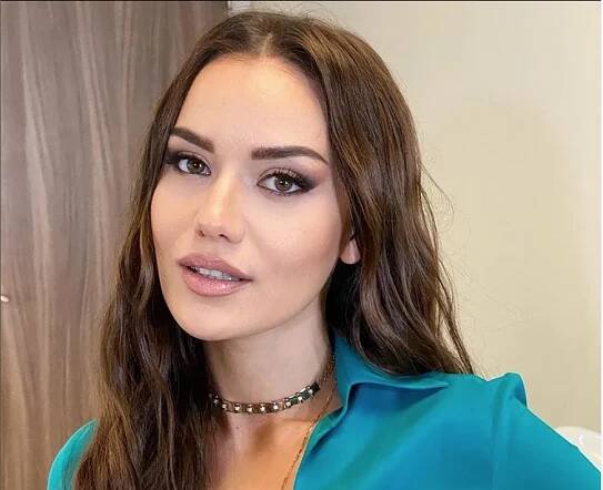 Evcen likes to spend her free time with her family and girlfriends