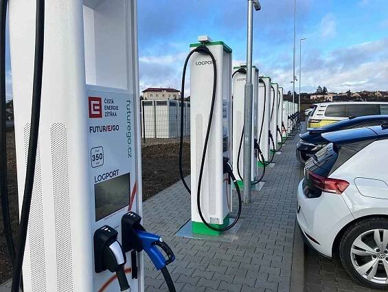 Elektřina do e-aut od ČEZ zlevní: zákazníci s tarifem Premium ušetří až 35 % na nejvýkonnějších stanicích ve srovnání s neregistrovanými uživateli