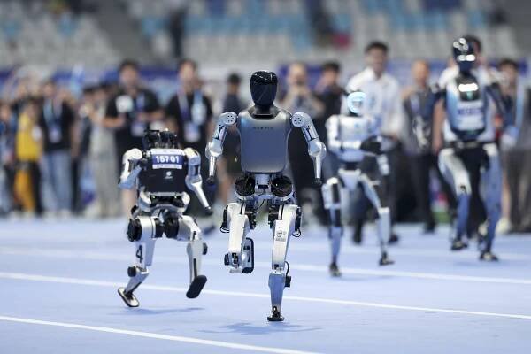 Inaugurační světové robotické hry Humaniod Robot, na National Speed Skating Oval, v Pekingu, Čína, 14. srpna 2025.