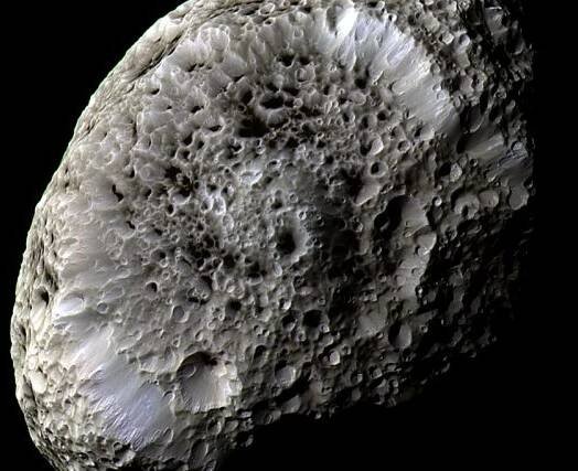 Saturnův měsíc Hyperion | foto:  NASA/JPL/Space Science Institute