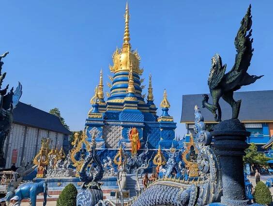 Wat Rong Suea Ten neboli Modrý chrám s neotradičním thajským architektonickým stylem a buddhistickým uměním a se sochou draka, Chiang Rai, Thajsko