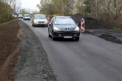 FOTO: Nebezpečnou křižovatku u dálničního sjezdu nahradil nový kruhový objezd