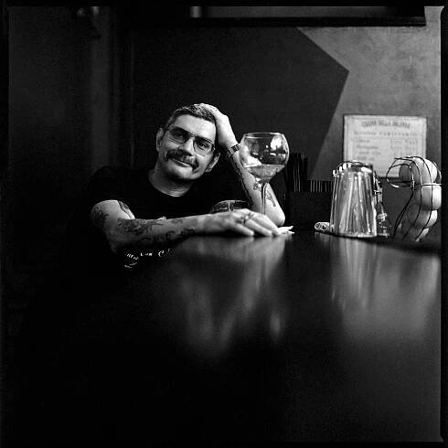 Enrico Contro, detto "Frog", forse il miglior bartender di Milano, da me ritratto nel suo locale con una macchina fotografica analogica medio formato. Fotografo professionista Milano.