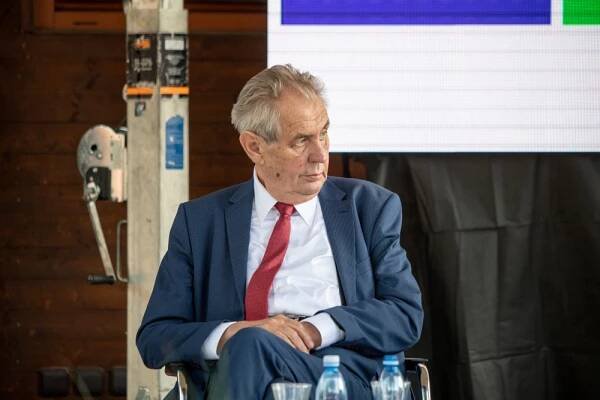 Bývalý prezident Zeman oslaví narozeniny v Hluboké nad Vltavou. Přijet mají Babiš i Fico