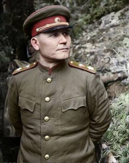 Maršál Ivan Stěpanovič Koněv (28.12.1897 Lodejno, Vologodská gubernie – 21.5.1973 Moskva) byl sovětský vojevůdce, maršál Sovětského svazu, hrdina SSSR a hrdina ČSSR. V průběhu druhé světové války velel vojskům Rudé armády na východní frontě, která osvobodila od okupace německými nacisty velkou část východní Evropy. ▬ Také se podílel na karpatsko-dukelské operaci v roce 1944, na osvobození německého koncentračního tábora Osvětim. ▬ Měl významný podíl na obchvatné viselsko-oderské operaci, kde padlo na 295 000 německých vojáků a dalších 175 000 jich bylo zajato za proporčně mnohem menších sovětských ztrát. Vojska maršála Koněva se v dubnu 1945 účastnila dobytí Berlína. V pražské ofenzívě pak osvobodila severní, střední a východní Čechy a jako první spojenecká armáda se dostala v květnu 1945 do Prahy.