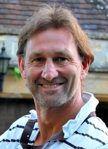 Soubor:Tony Adams 2017 portrait (cropped).jpg – Wikipedie