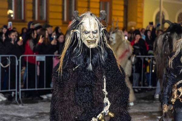 FOTO: Ve Frýdlantu řádili krampusáci. Děti se radovaly z balíčků od Mikuláše