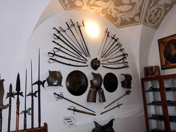 Na každém hradě musejí být zbraně.