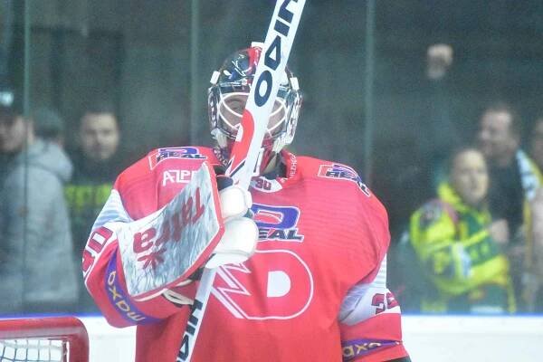 Hráči pardubického rezervního týmu, který hraje druhou nejvyšší hokejovou soutěž, hrál se Vsetínem čtvrtfinále play-off. V něm hladce podlehl 3:0 na zápasy.