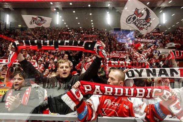 Glosa: Pozdě, ale přece. Fanoušci přiměli vedení Dynama nestrčit hlavu do písku