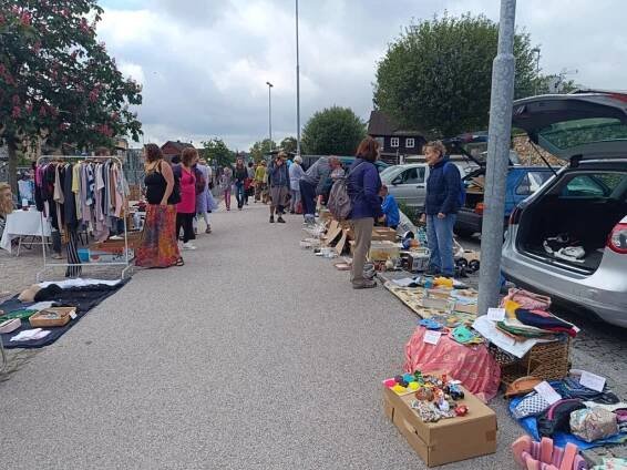 FOTO: Oděvy, knihy či hračky. Náplavka patřila tradičními blešáku