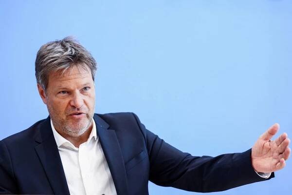 Až 8,5 milionu korun za 4 roky! Ministerstvo nabízí „hříšné“ peníze za focení německého ministra