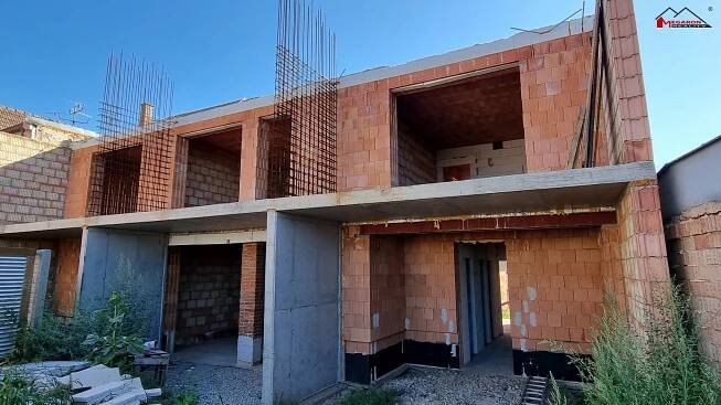 Rozestavěný bytový dům - 8 bytů s terasami, sklepními kójemi a parkovacími stáními, pozemek 426 m2 | Reality.iDNES.cz 