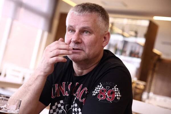 Skromný život Jiřího Kajínka: Auto za 3,5 milionu a nákladné stěhování. Kde na to všechno bere?