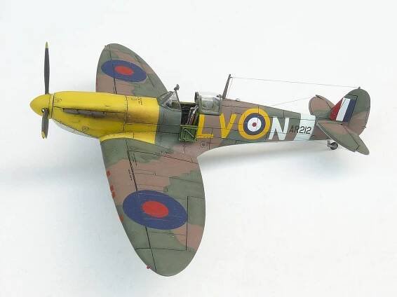 Spitfire Mk.Ia Special Marking – Kovozávody Prostějov 1/72 – Modelářovo.cz