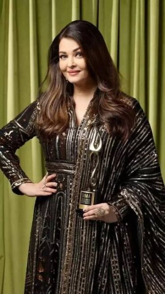 AISHWARYA RAI BACHCHAN’S REGAL LOOKS