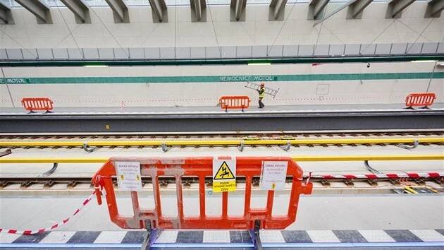Stanice metra linky A Nemocnice Motol ve fázi finálních úprav. Jako jediná ze čtyř nových stanic byla hloubená a nikoliv ražená. (20.2.2015)