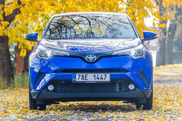 Konečně Toyota, která vzbuzuje emoce! Hybridní crossover se nebude líbit všem, ale majitele nadchne