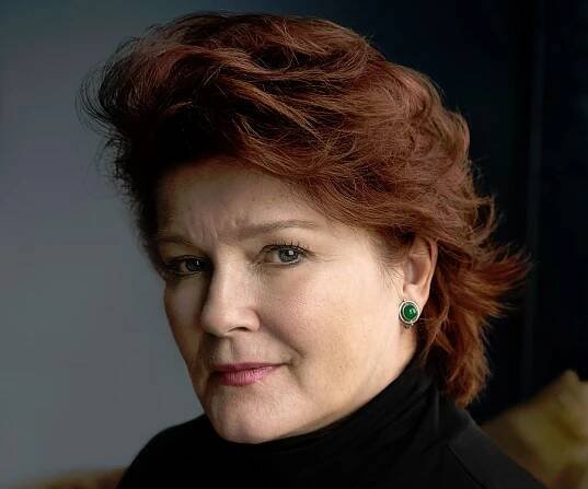 Kate Mulgrew Biography - Facts, Childhood, Family Life & Achievements