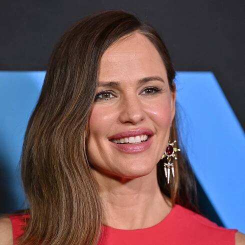 jennifer-garner-chanel-bronzer-311251-1702656799091-square
