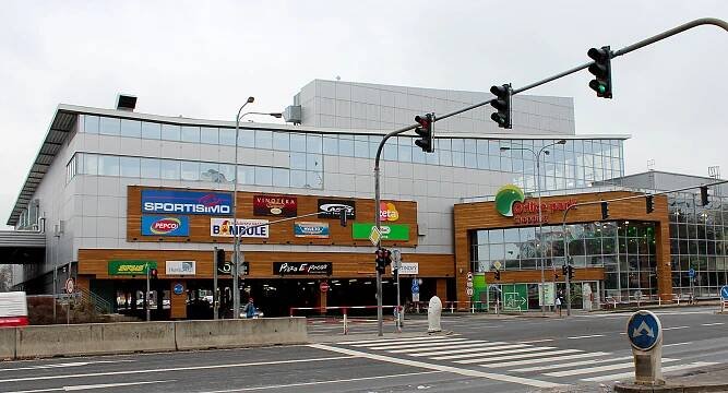 Revitalizace fasády a reklamních zařízení obchodního centra v Hradci Králové